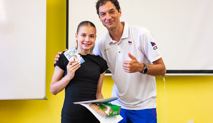 Poslední zvonění s olympionikem. Šermíř Beran ocenil malé sportovce v Horních Počernicích