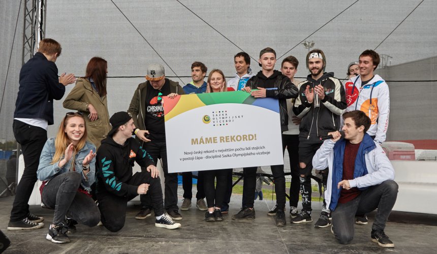 Olympionici s youtubery položili základ českého rekordu v postoji čápa